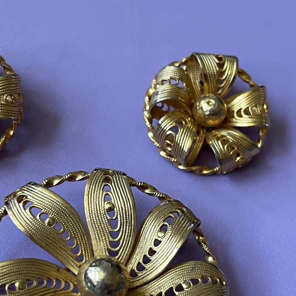 Vintage Kramer gold tone matching brooch and clip on earrings - Picture 4 of 7